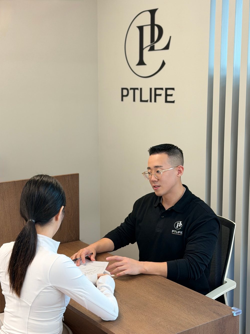 회원과 마주 앉아 상담하는 이창준 대표 트레이너
