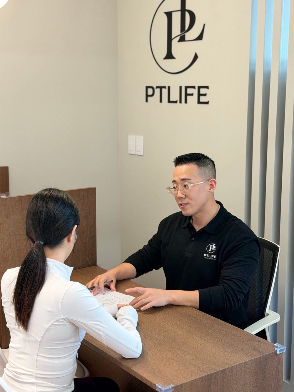 피티라이프 상담 공간에서 회원과 마주 앉아 상담하는 모습