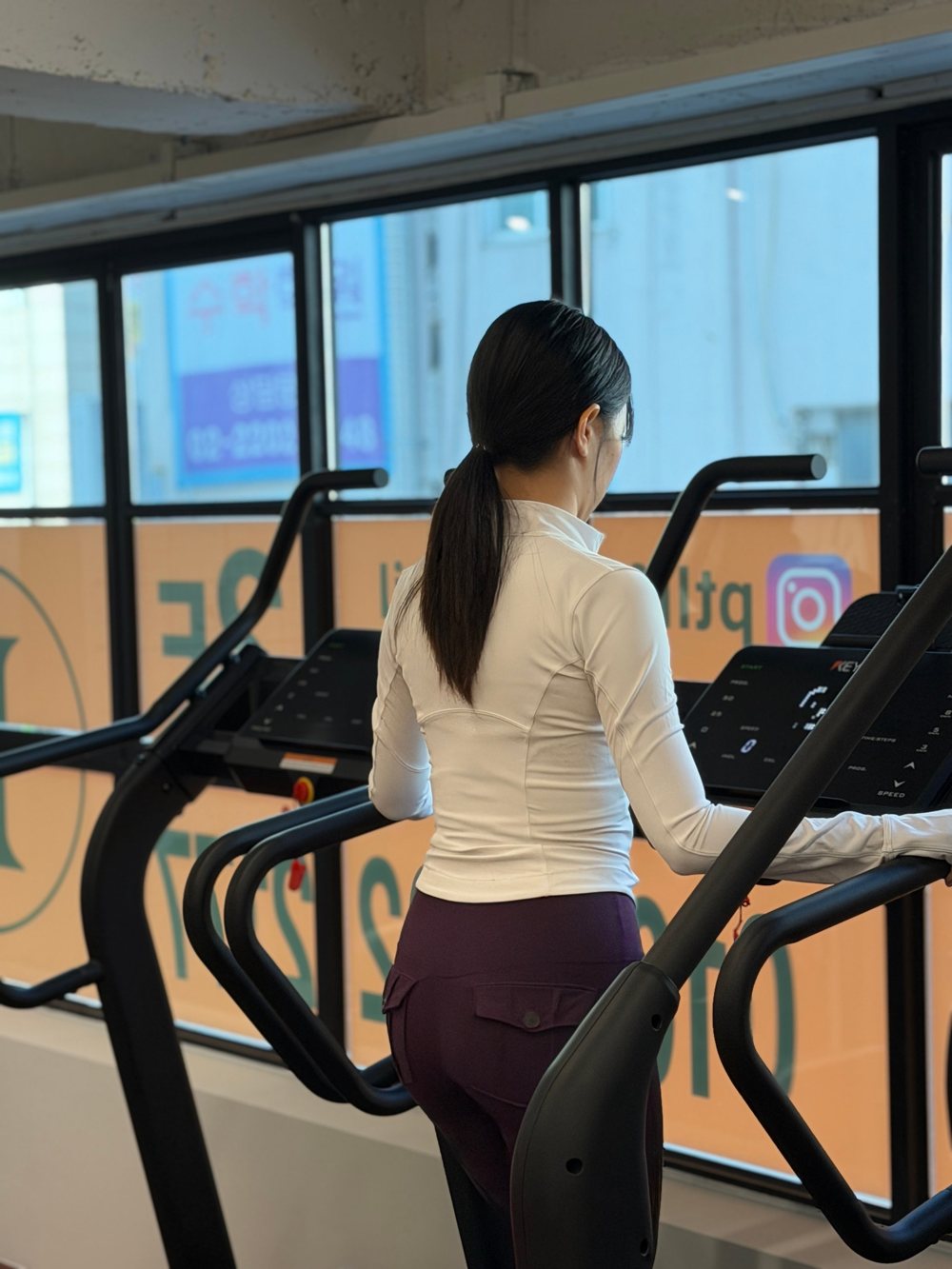 센터에서 혼자 유산소 운동을 하는 회원의 뒷모습